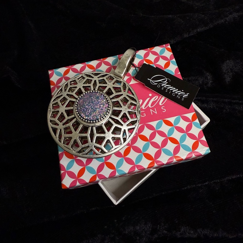 Premier Designs Second Act Pendant with Magnetic Interchangeable Center